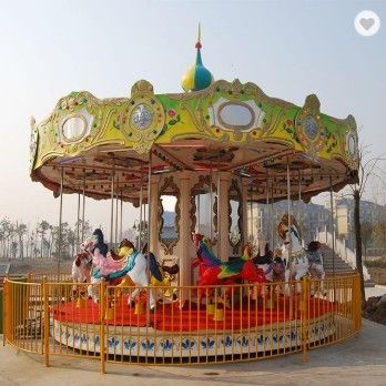 Le carrousel musical des enfants de parc d'attractions, joyeux musical vont carrousel de rond