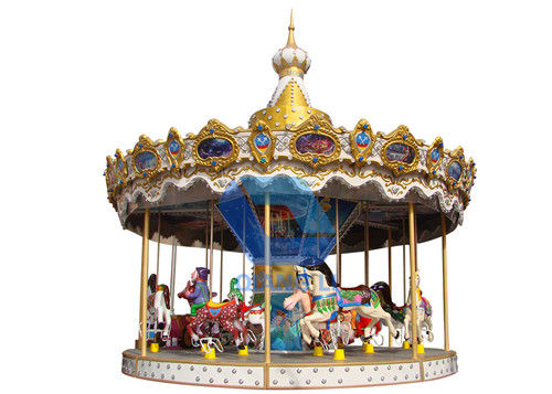 Joyeux extérieurs d'enfants vont tour de carrousel de rond/cheval pour le parc d'attractions de carnaval